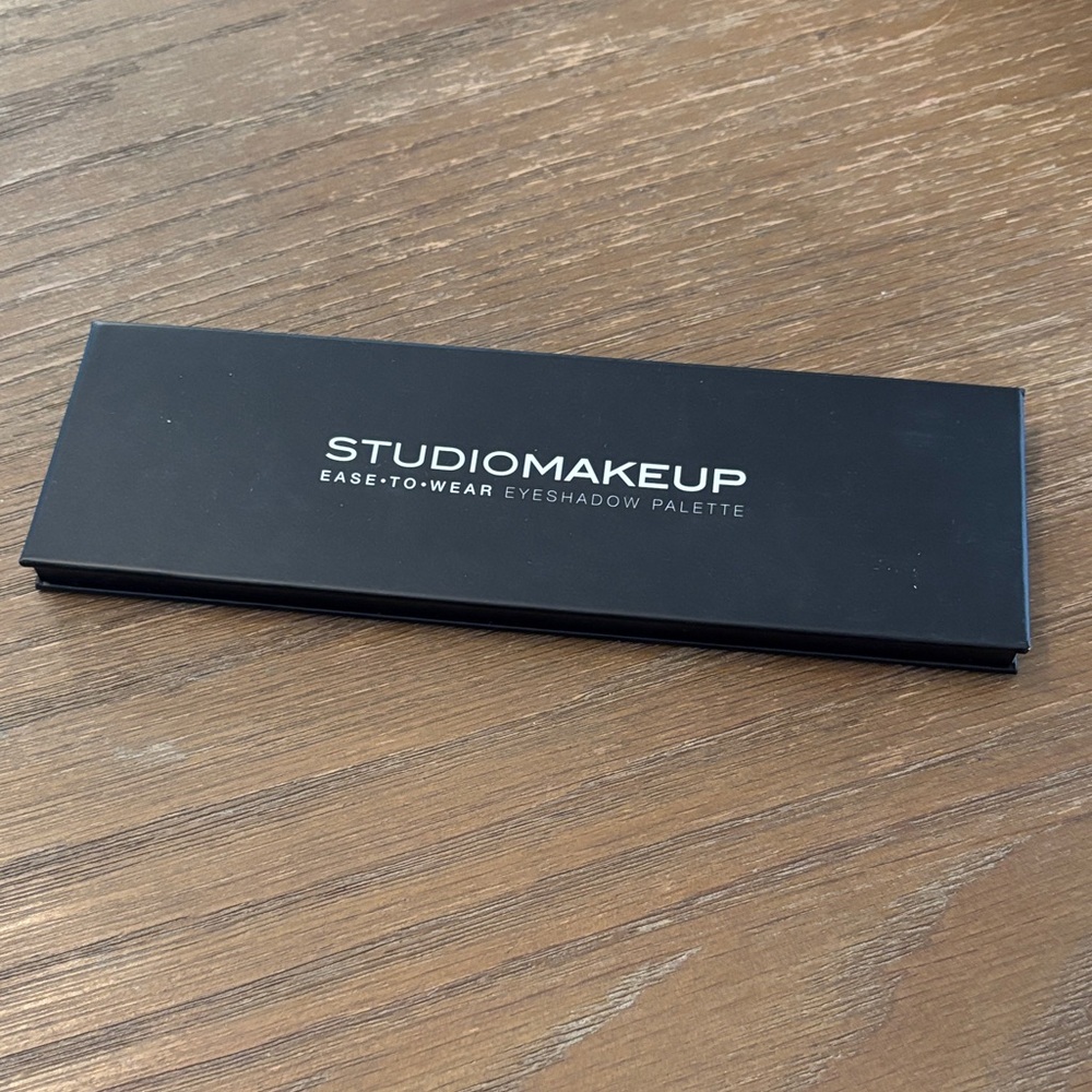 Ease-to-Wear Eyeshadow Palette - Black